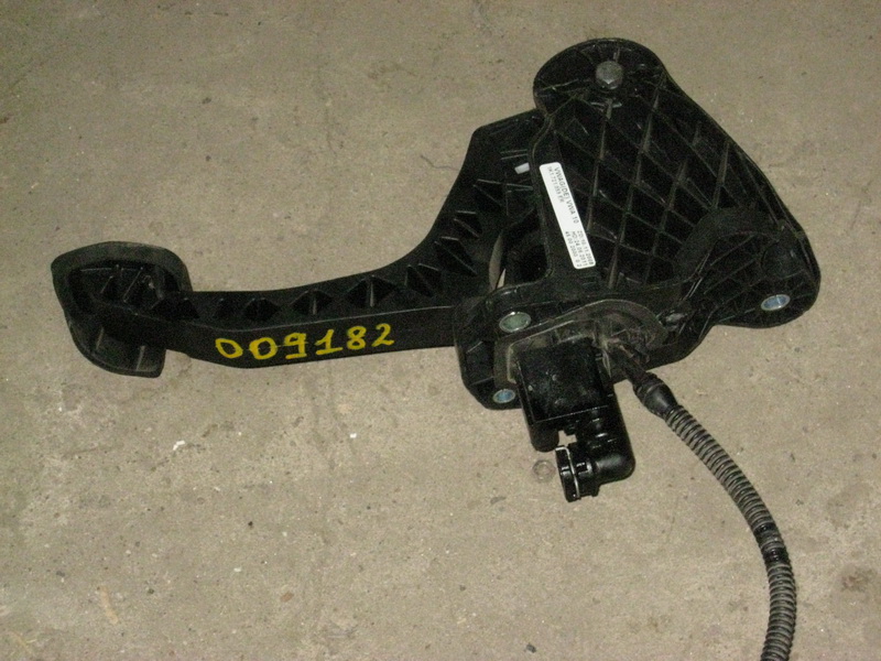 Педаль сцепления Skoda Octavia A5