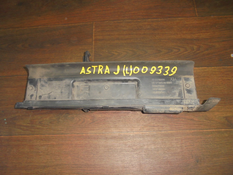 Накладка радиатора левая Opel Astra J
