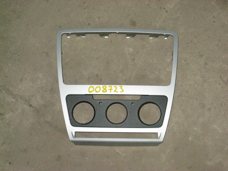 Рамка магнитолы Skoda Octavia A5
