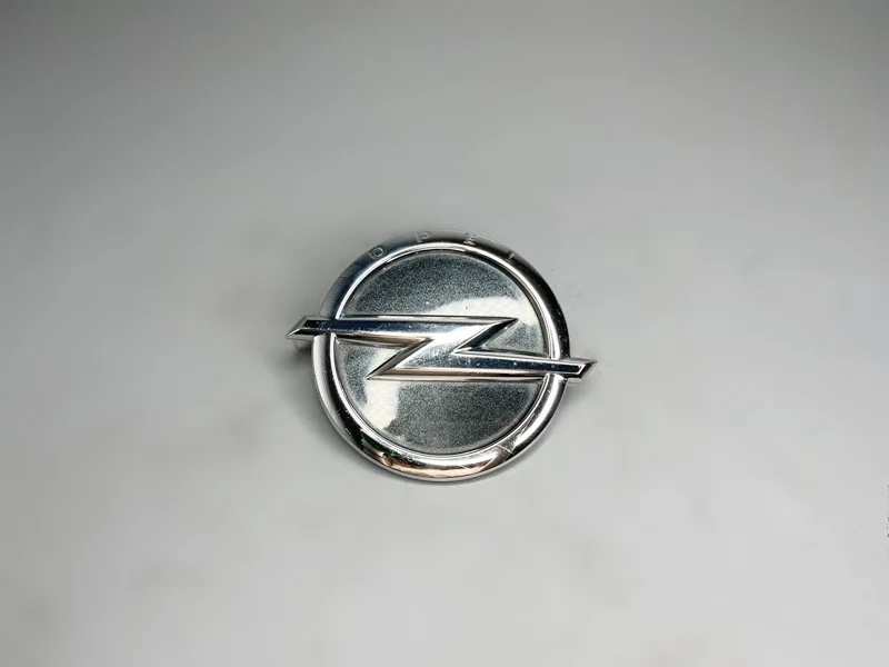 Кнопка открывания багажника / Эмблема крышки багажника Opel Astra J GTC