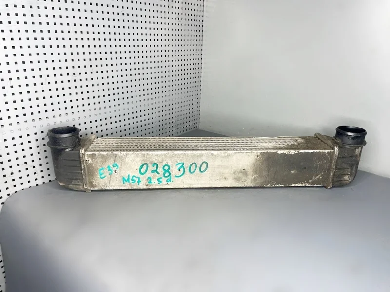 Радиатор (интеркулер) BMW E39 E38