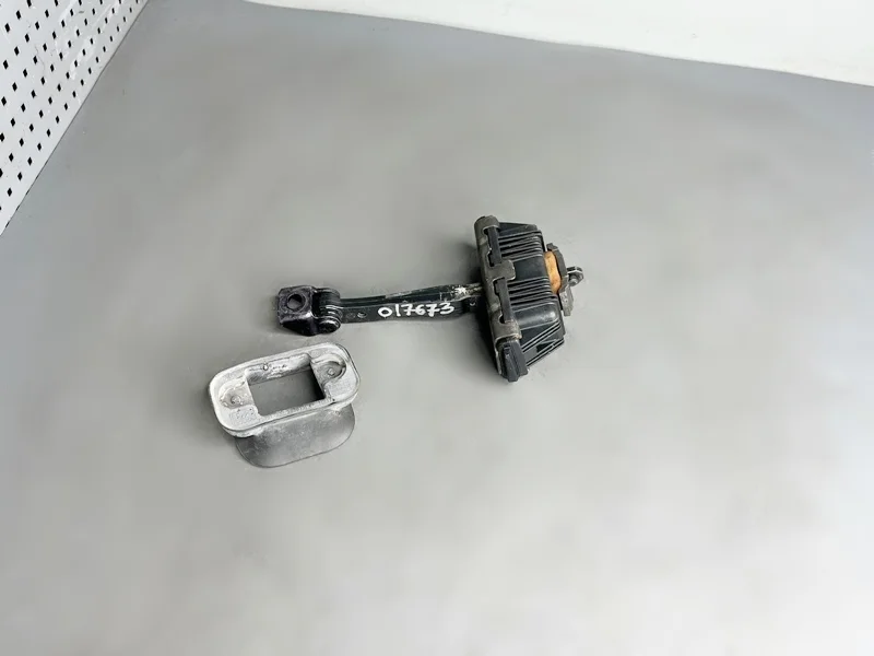 Ограничитель двери передний BMW E84
