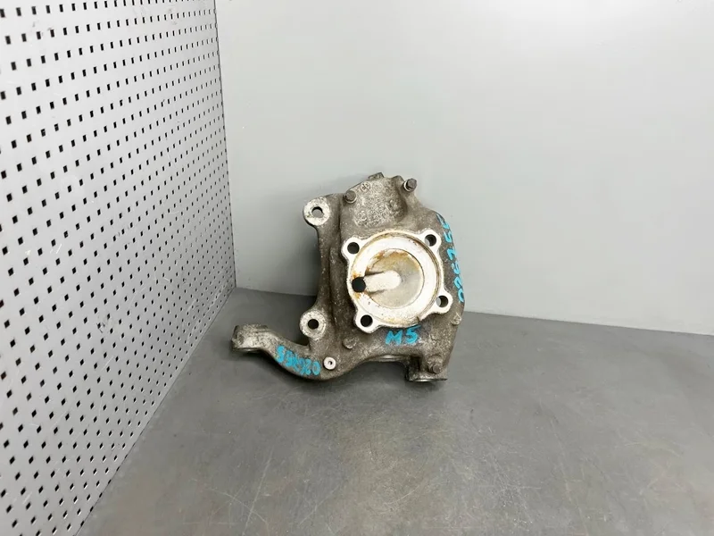 Кулак поворотный передний правый BMW E39, M5