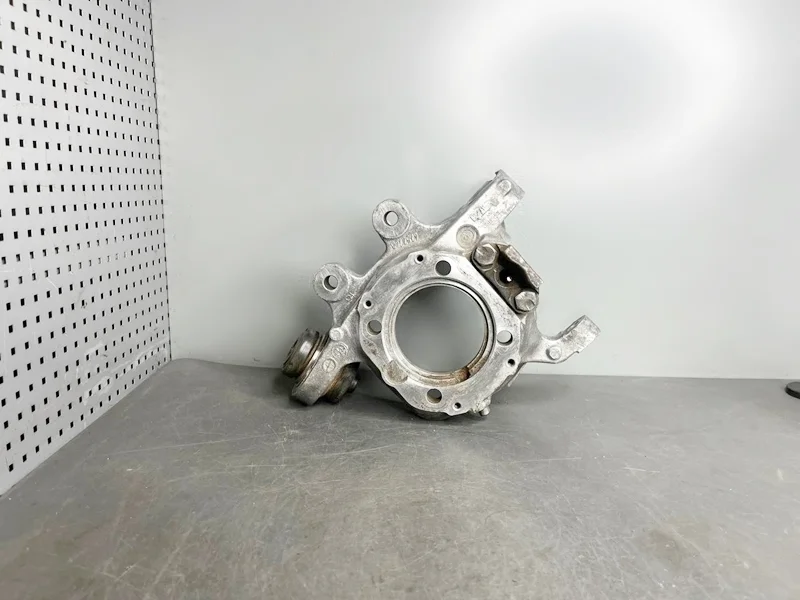 Кулак задний правый BMW E63 E65 E66