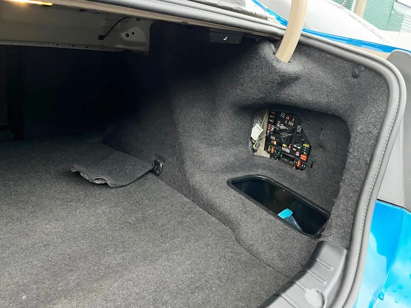 Обшивка багажника правая BMW F10