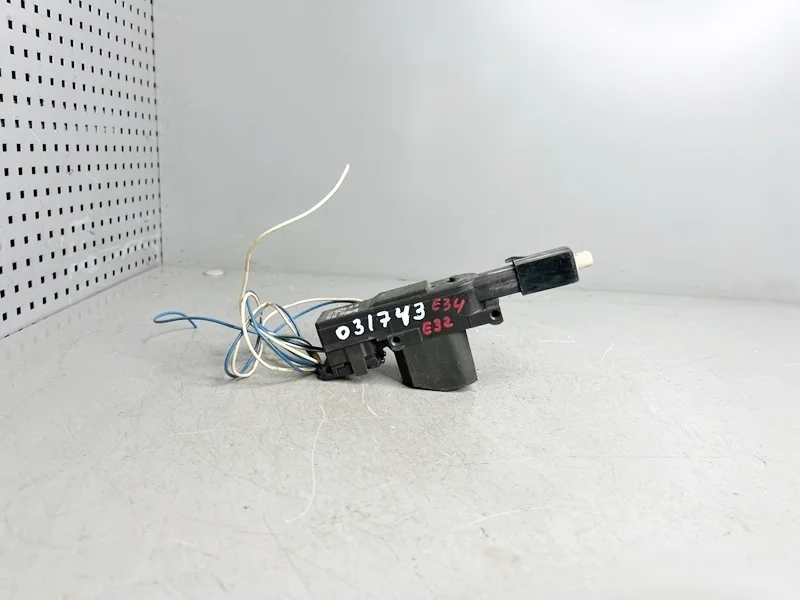 Активатор замка крышки бензобака BMW Е34 Е32