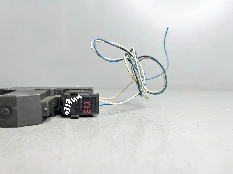 Разъем активатора замка крышки бензобака BMW E32 E34