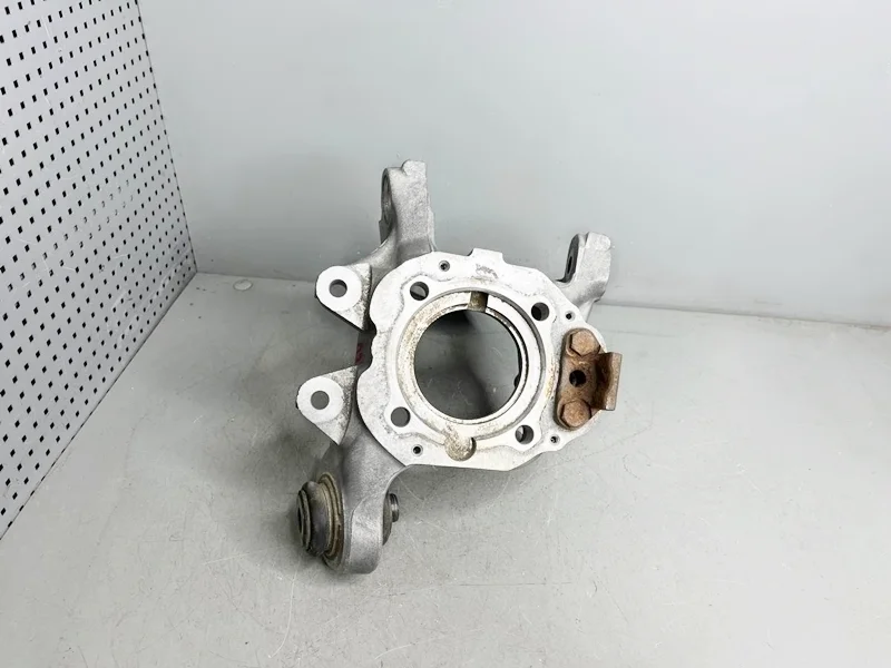 Кулак задний правый BMW E70 E71 F15 F16 F85 F86