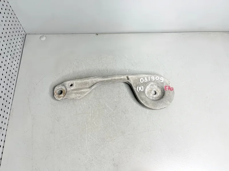 Кронштейн задней балки правый BMW E70 E71