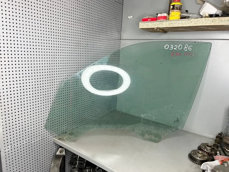 Стекло двери переднее левое BMW E70