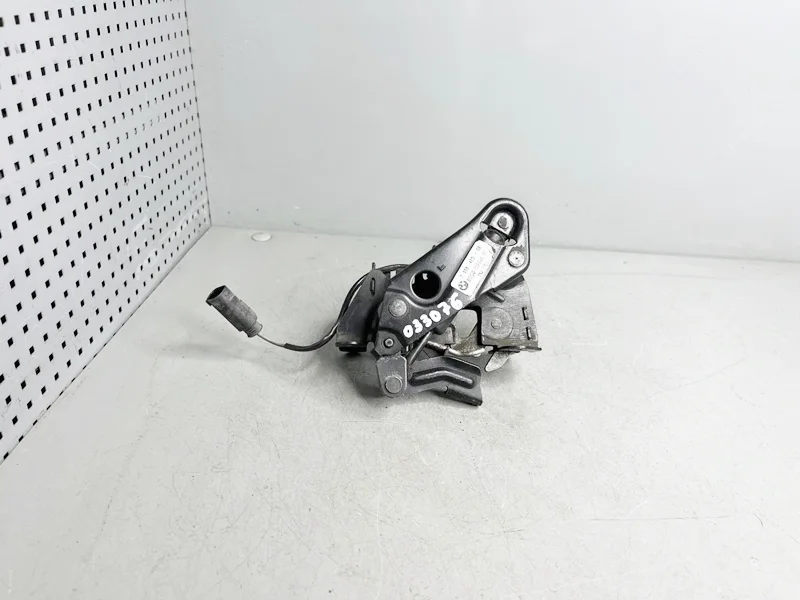 Замок капота левый BMW F07 GT, F10 F06 F12 F01 F02 