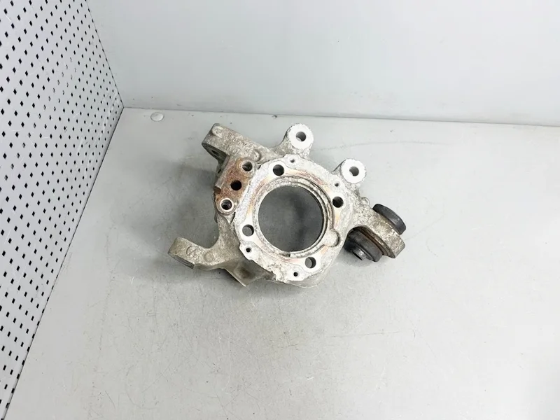 Кулак задний левый BMW E63 E64 E65