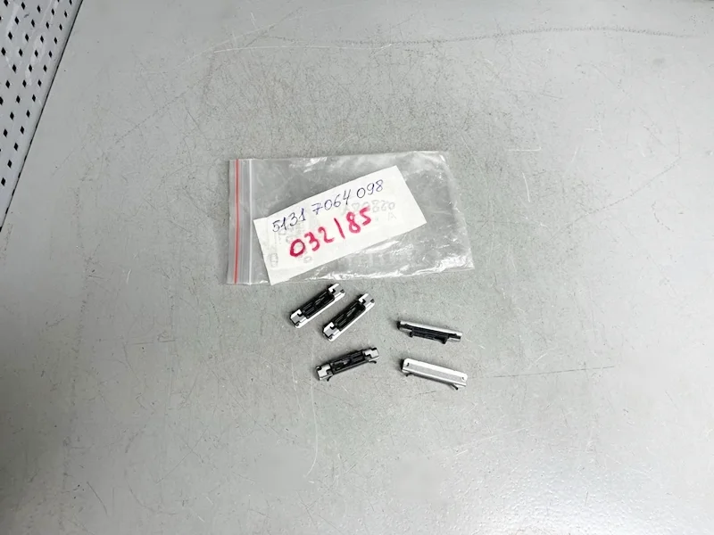 Зажим молдинга лобового стекла BMW E60 E61 E70 E71 F16 M F86