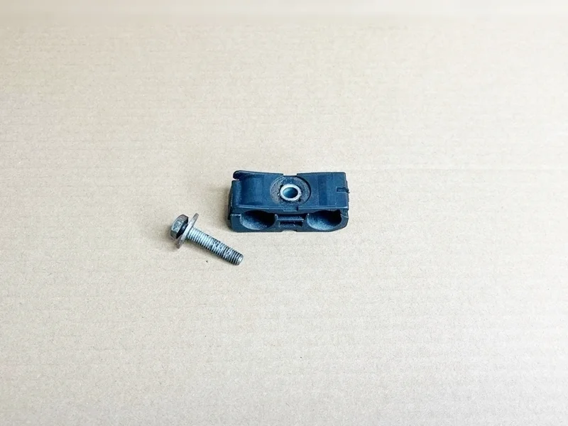 Зажим на трубки масляного радиатора BMW F20 F30 F07 F10 F01 F15 F16 F85 F86 