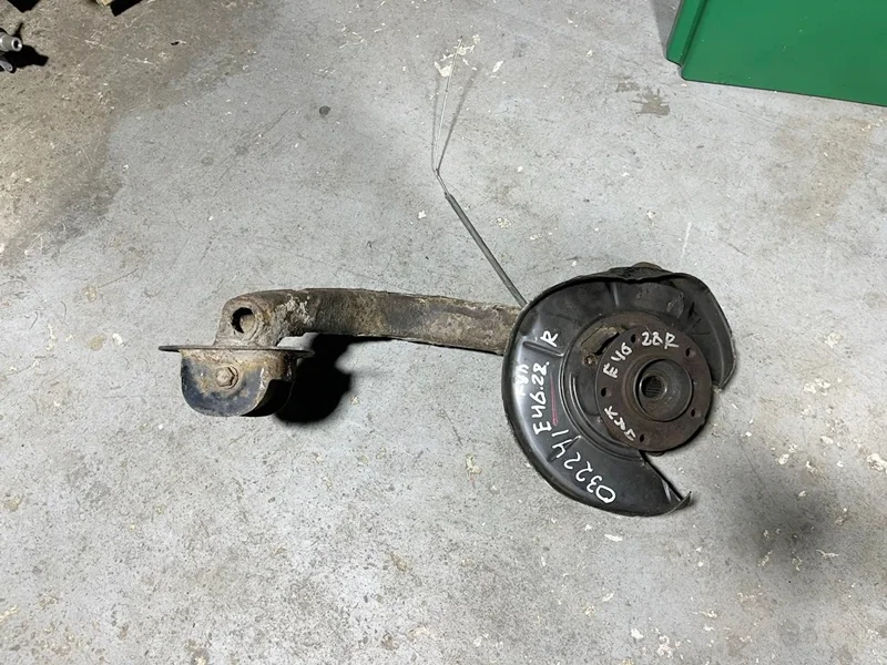 Кулак задний правый BMW E36 E46