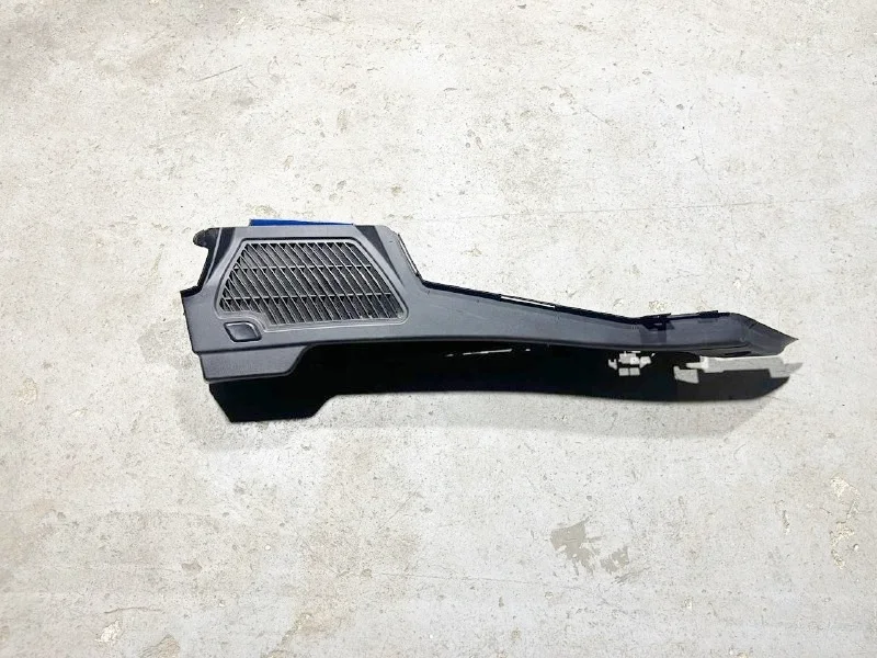 Направляющая шторки багажника правая BMW E70