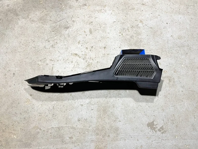 Направляющая шторки багажника левая BMW E70