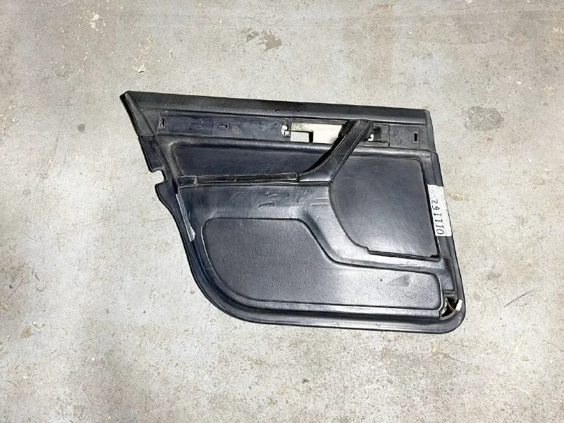 Обшивка двери задней левой BMW Е32