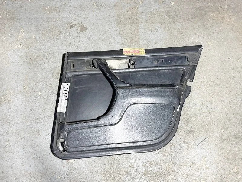 Обшивка двери задней правой BMW Е32