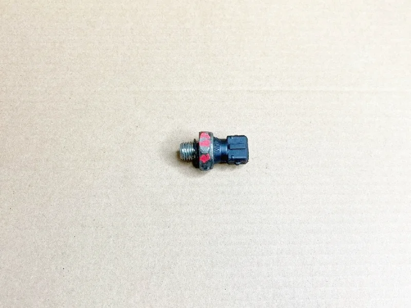 Датчик давления масла BMW E31 E32 E34 E36  E38 E39 E46 E60 E63 E65 E87 E90 E92 E84 E83 E53 E70 E71