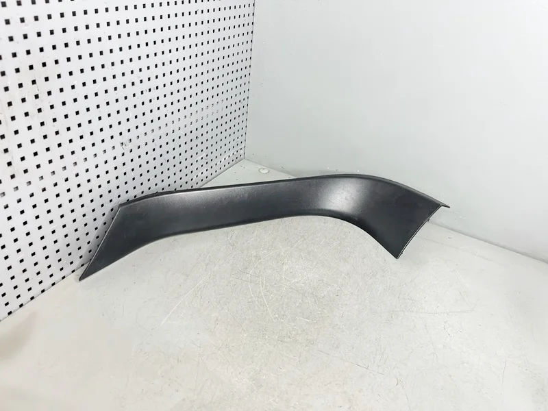 Обшивка крышки багажника правая BMW E70