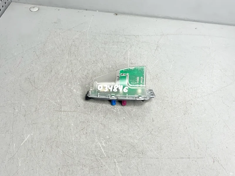 Антенна BMW E82 F20 F45 F46 E90 E92 F30 F07 E84 F48 F25 F26 E70 E71 F15 F16 F85 F86