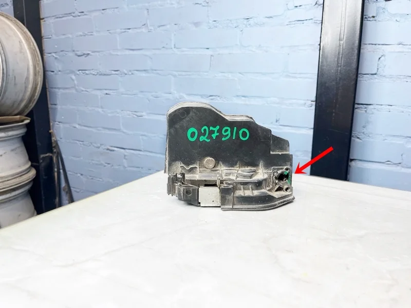 Замок двери передней левой BMW Е60 Е81 Е90 F30 F10 Е65 E84