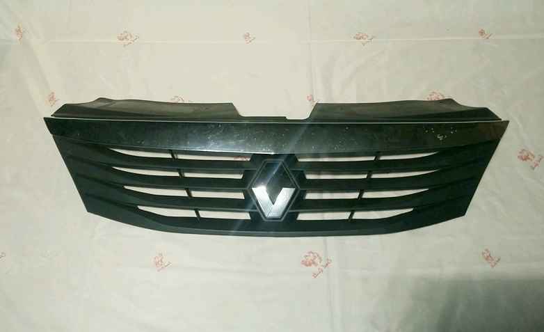 Решетка радиатора Renault Logan
