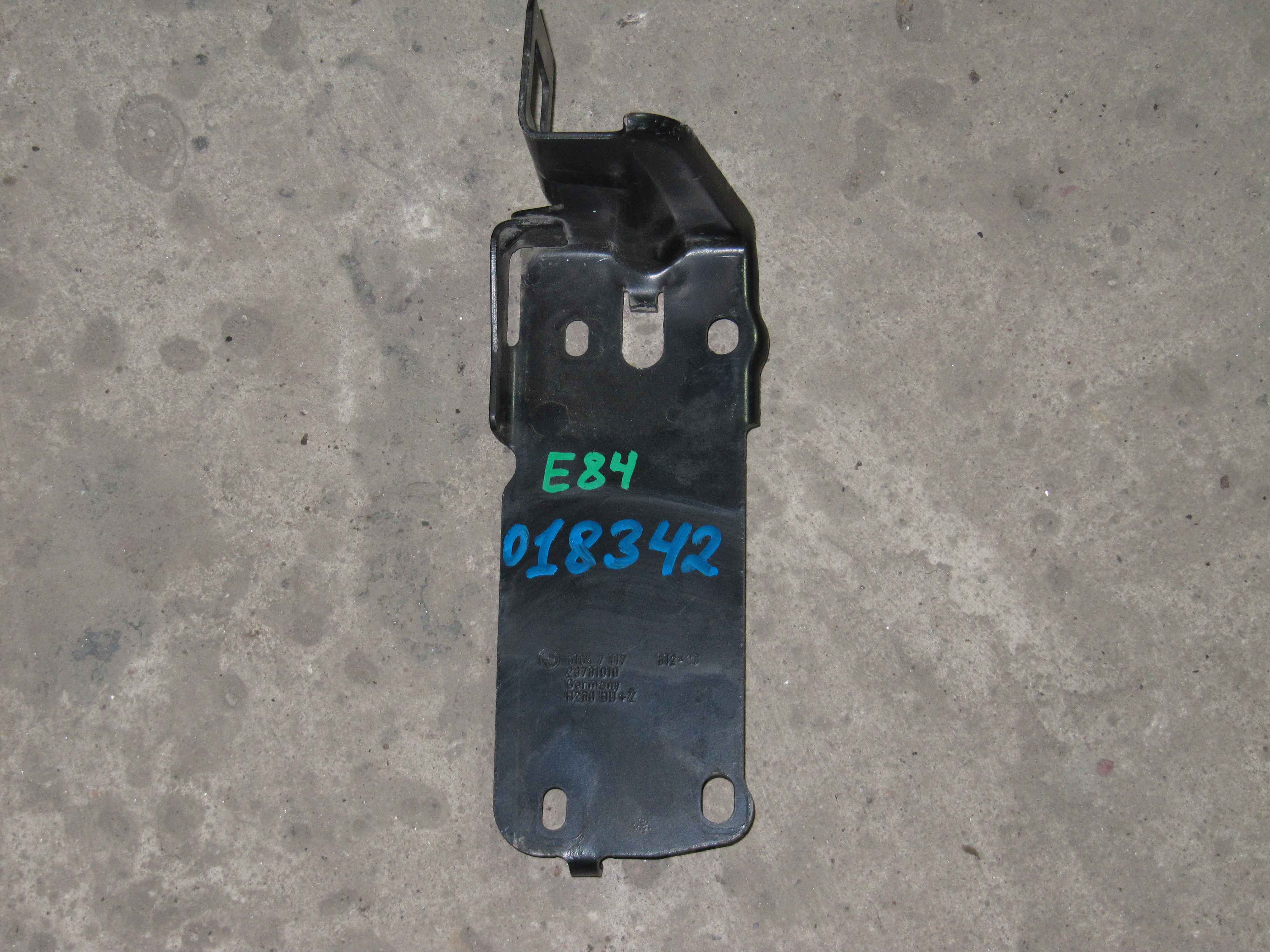 Кронштейн радиатора правый BMW E81 E82 E87 E90 E91 E92 E93 E84