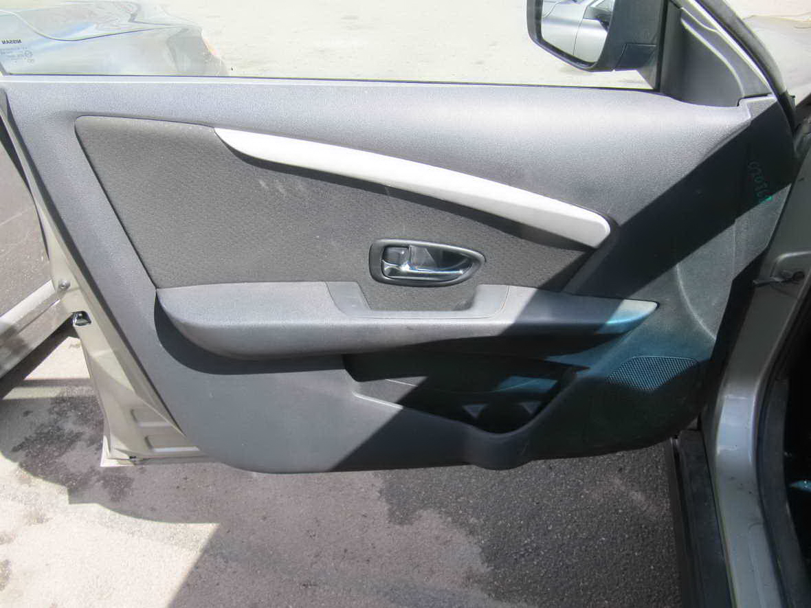 Обшивка двери передней левой Nissan Almera G15