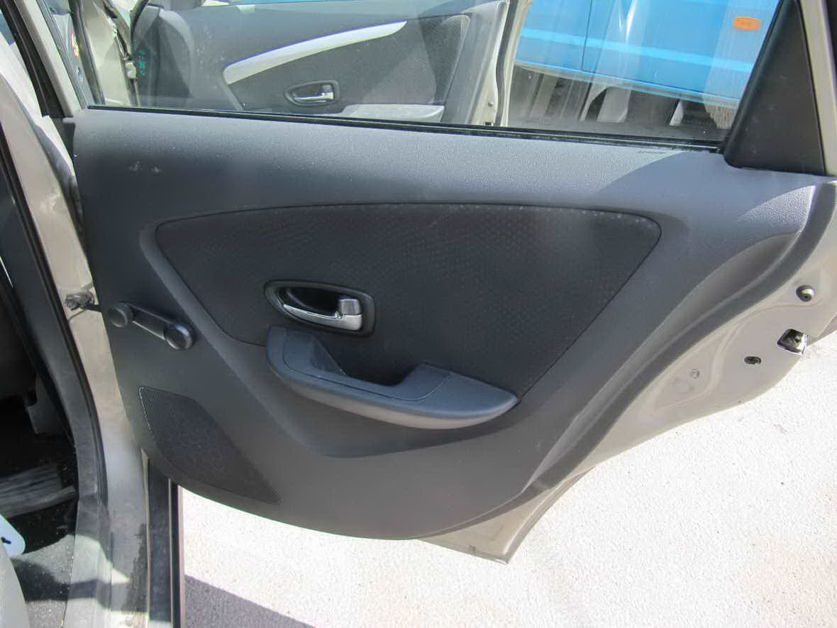 Обшивки двери задняя правая Nissan Almera G15