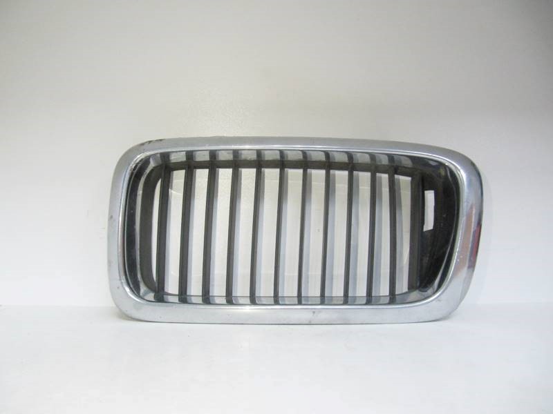 Решетка радиатора левая (ноздря) BMW E38