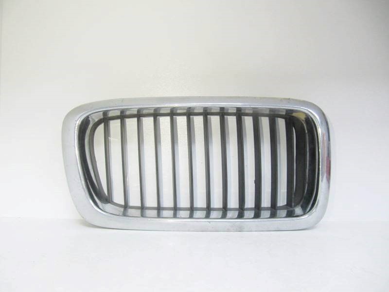 Решетка радиатора правая (ноздря) BMW E38