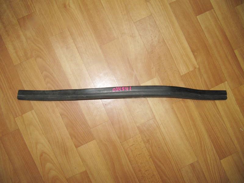 Уплотнитель капота боковой BMW E39