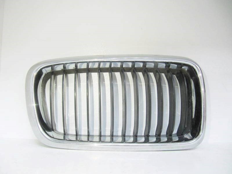 Решетка радиатора правая (ноздря) BMW E38