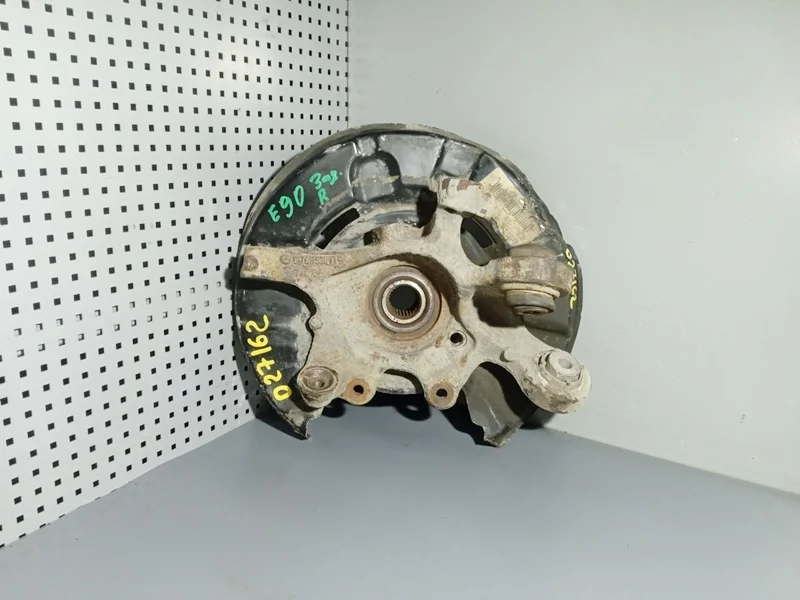 Кулак задний правый BMW E81 E82 E87 E88 E90 E92 E93
