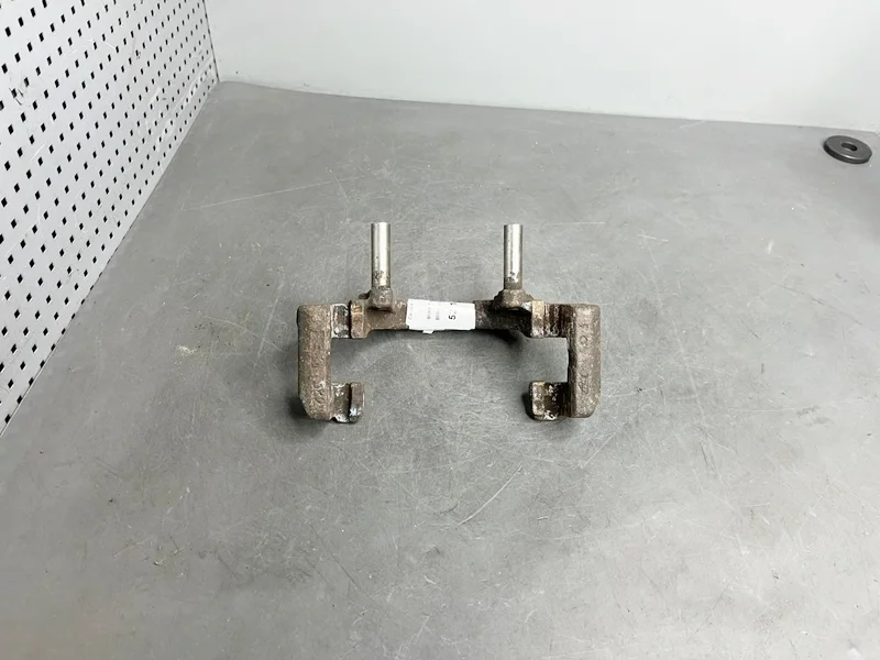 Скоба суппорта заднего BMW E60 E61 E63 E65 E66 F01 F02