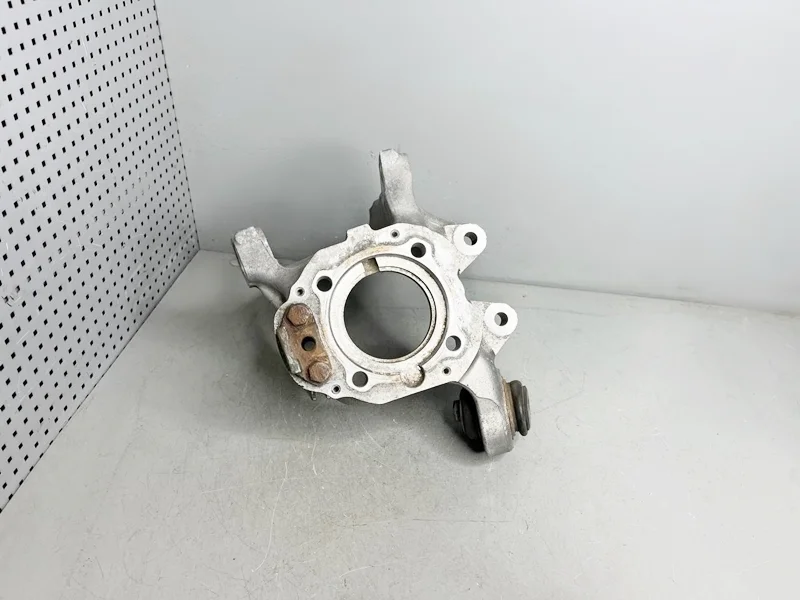 Кулак задний левый BMW E70 E71 F15 F16 F85 F86